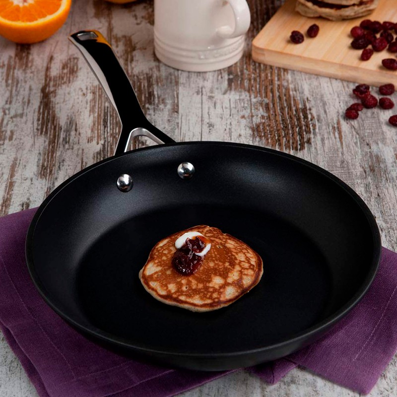 NonStick Shallow Frying Pan 22cm Black Le Creuset