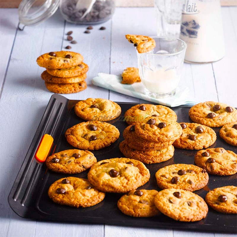 https://store.inoutcooking.com/109711/insulated-cookie-sheet-38cm-black-le-creuset.jpg